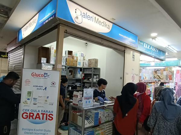 kegiatan cek gula darah gratis GlucoDr di toko alat kesehatan galeri medika jakarta