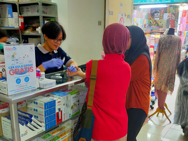kegiatan cek gula darah gratis GlucoDr di toko alat kesehatan galeri medika jakarta