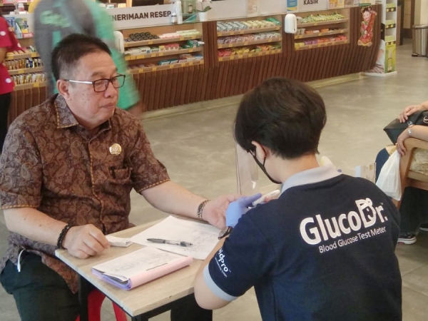 Konsumen Cek Gula Darah Gratis Di Apotek Roxy Biak