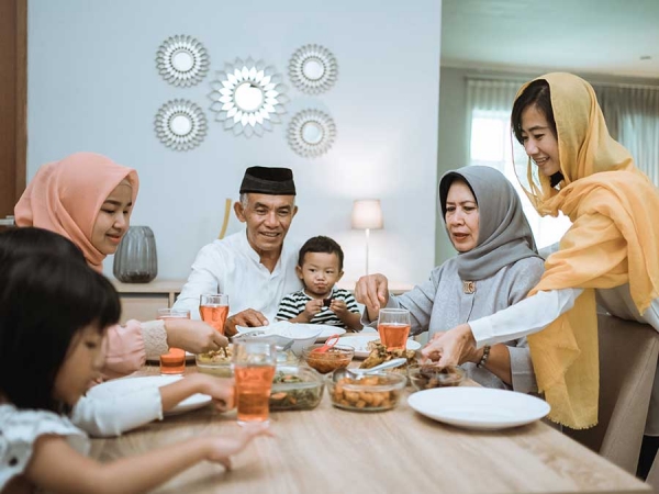 Keluarga Muslim Dalam Suasana Bulan Suci Ramadhan (Illustrasi)