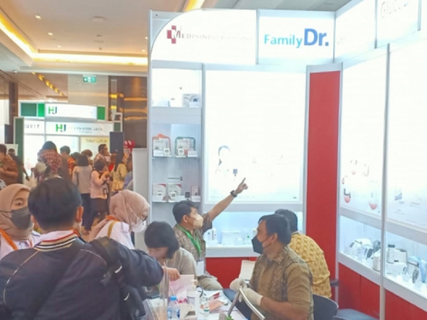 Suasana booth stand PT Medisindo Bahana pada PIT PDUI SHERATON 2022